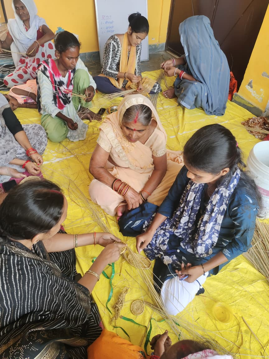 युवतियों को मूझ से ढलिया बनाना सीखाती सावित्री। जागरण